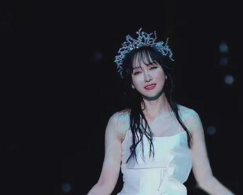 萨顶顶街拍生活照,展现时尚生活态度