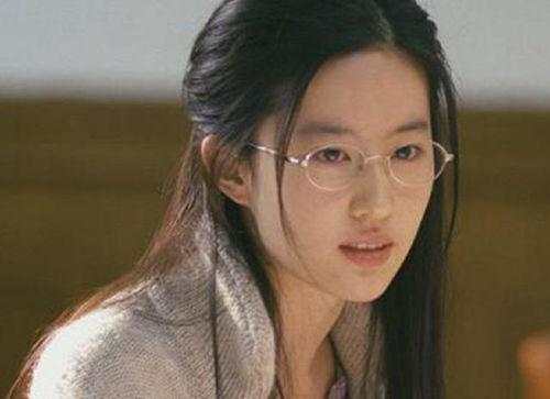 近视女明星,美丽背后的视力挑战