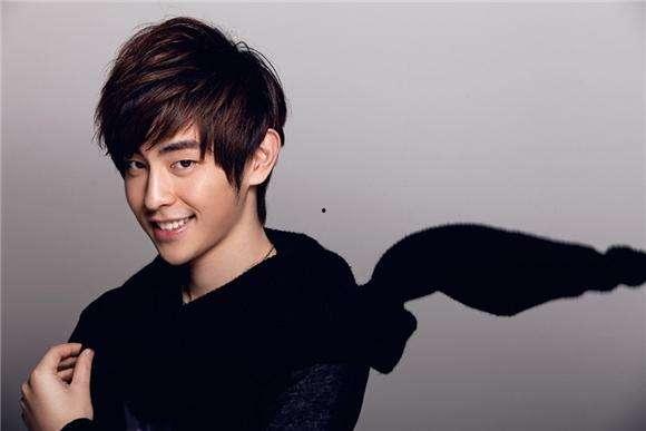 邓伦生日娱乐圈朋友,娱乐圈好友齐聚，温馨祝福传递友谊力量”