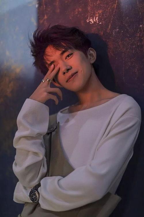 易烊千玺照片单照帅帅,帅气非凡风采独占鳌头